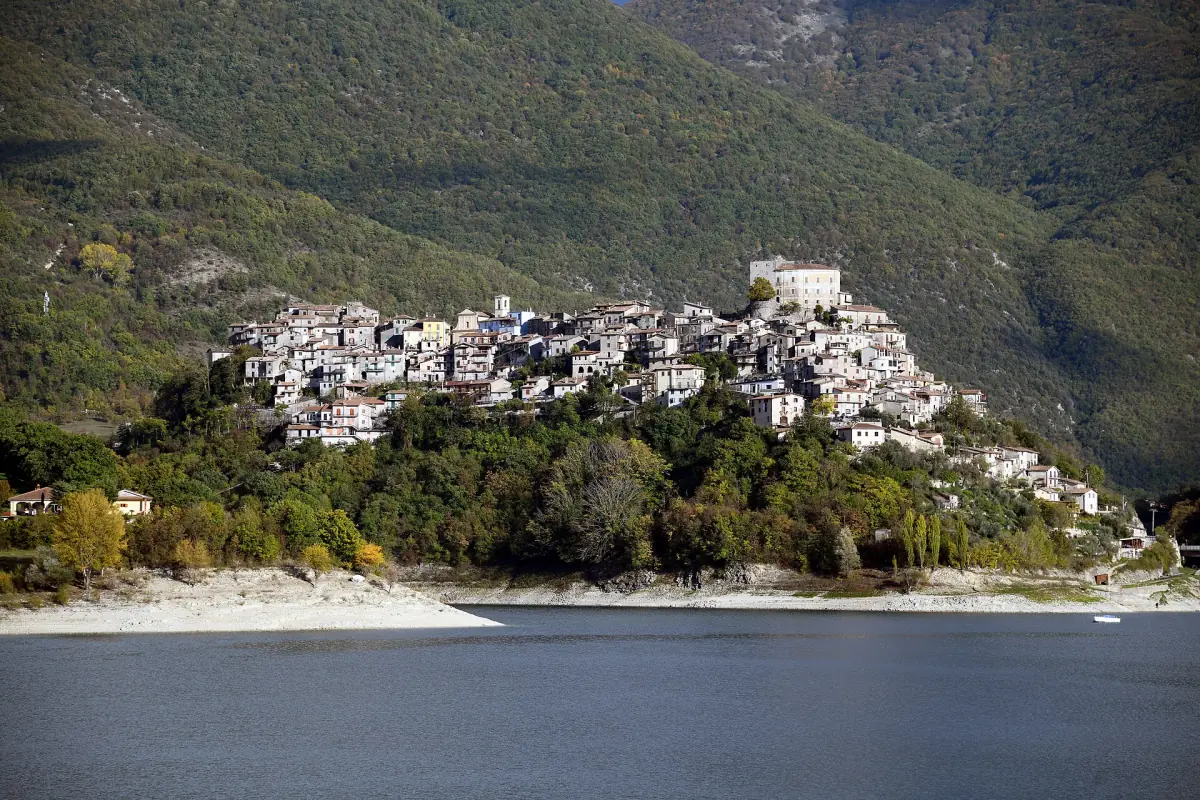 Castel di Tora, borgo in pietra che sale sopra la riva del lago
