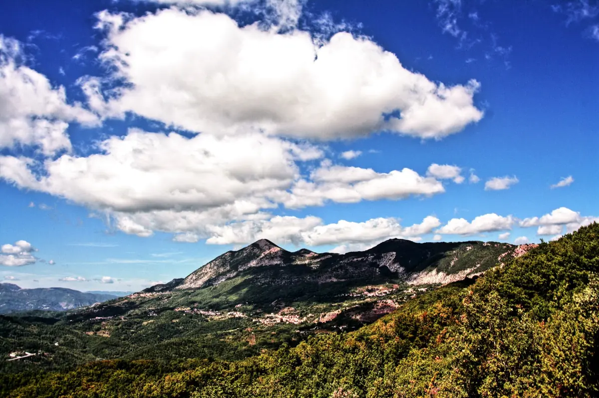 Montagne del Cicolano e Valle del Salto sotto grandi nuvole bianche