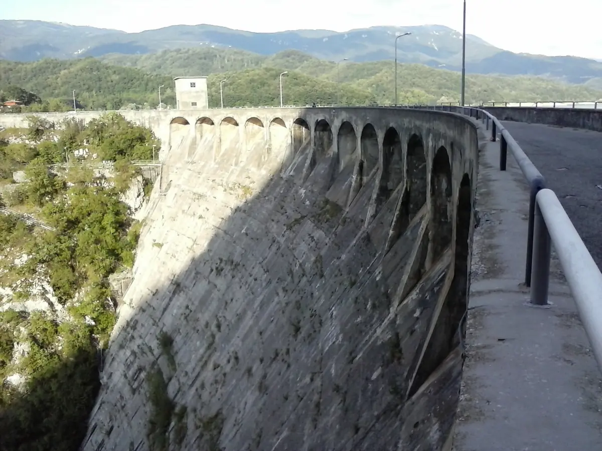 Ripido muro curvo della diga del Lago del Salto visto dalla passerella in cima