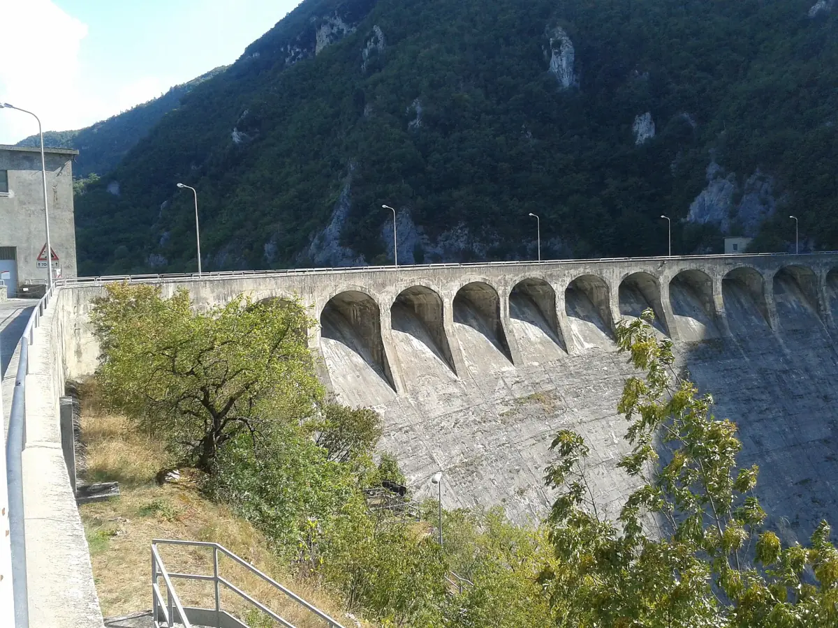 Muro ad arcate della diga del Salto sotto un versante roccioso
