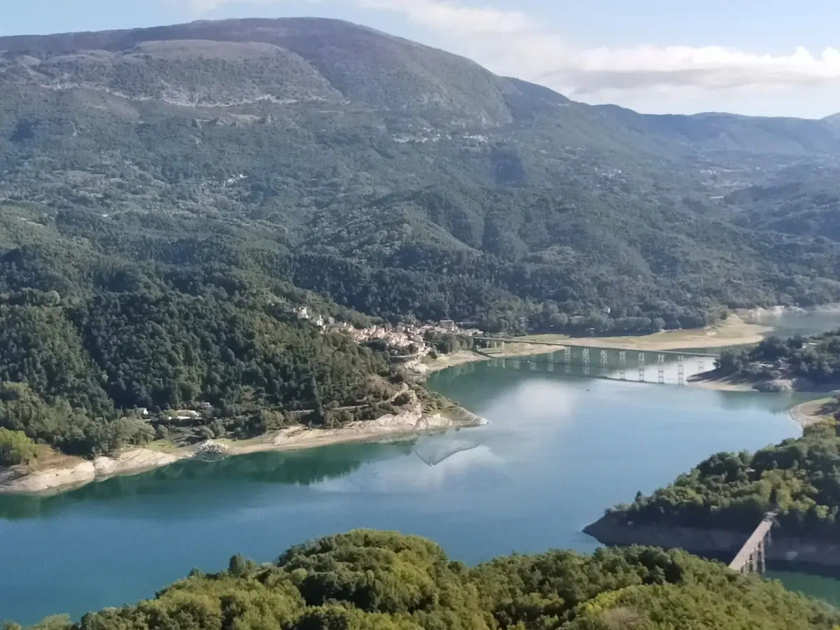 Il Lago del Salto serpeggia tra versanti boscosi visto da Girgenti