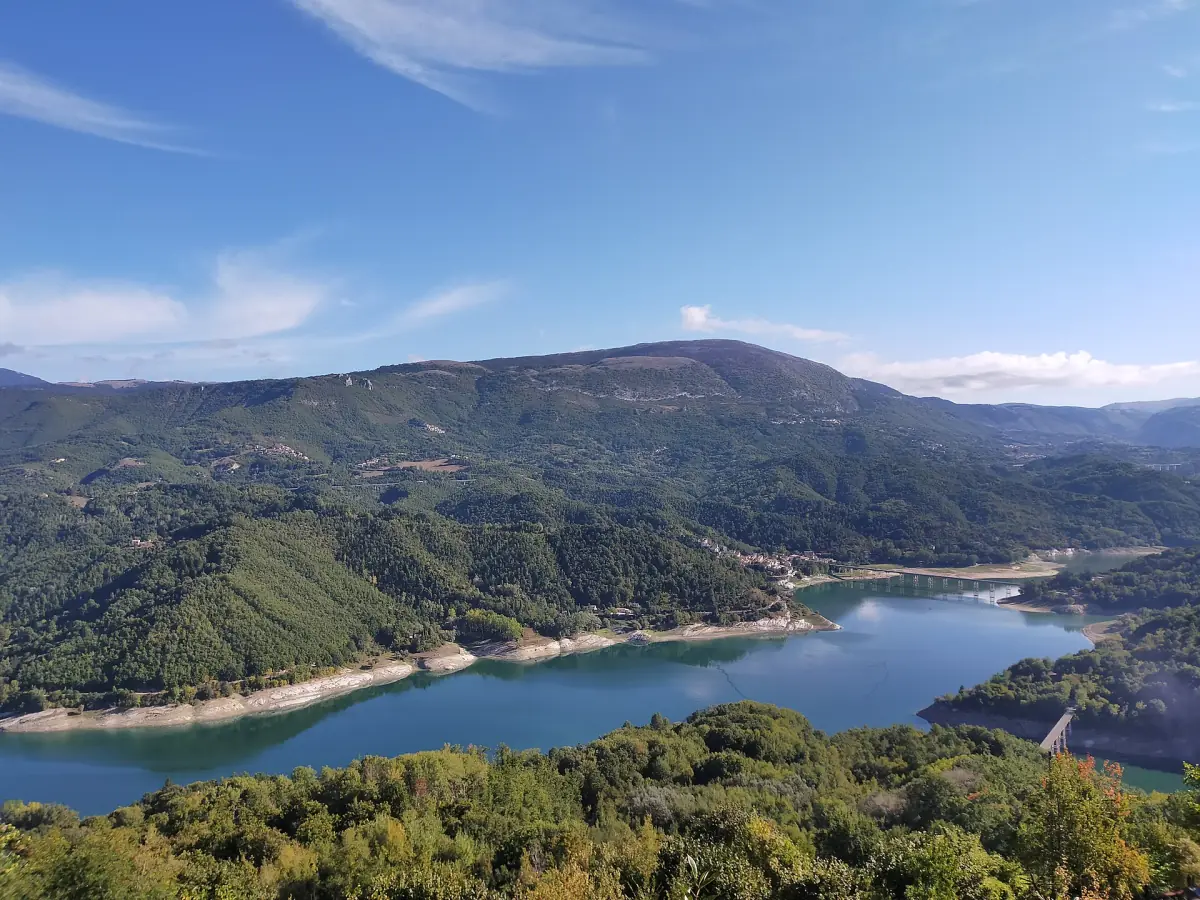 Lago del Salto azzurro tra montagne verdi sotto un cielo sereno