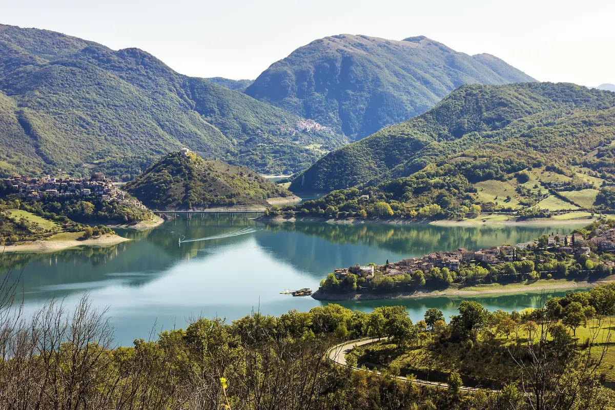 Il Lago del Turano incorniciato dai monti della riserva di Monte Navegna