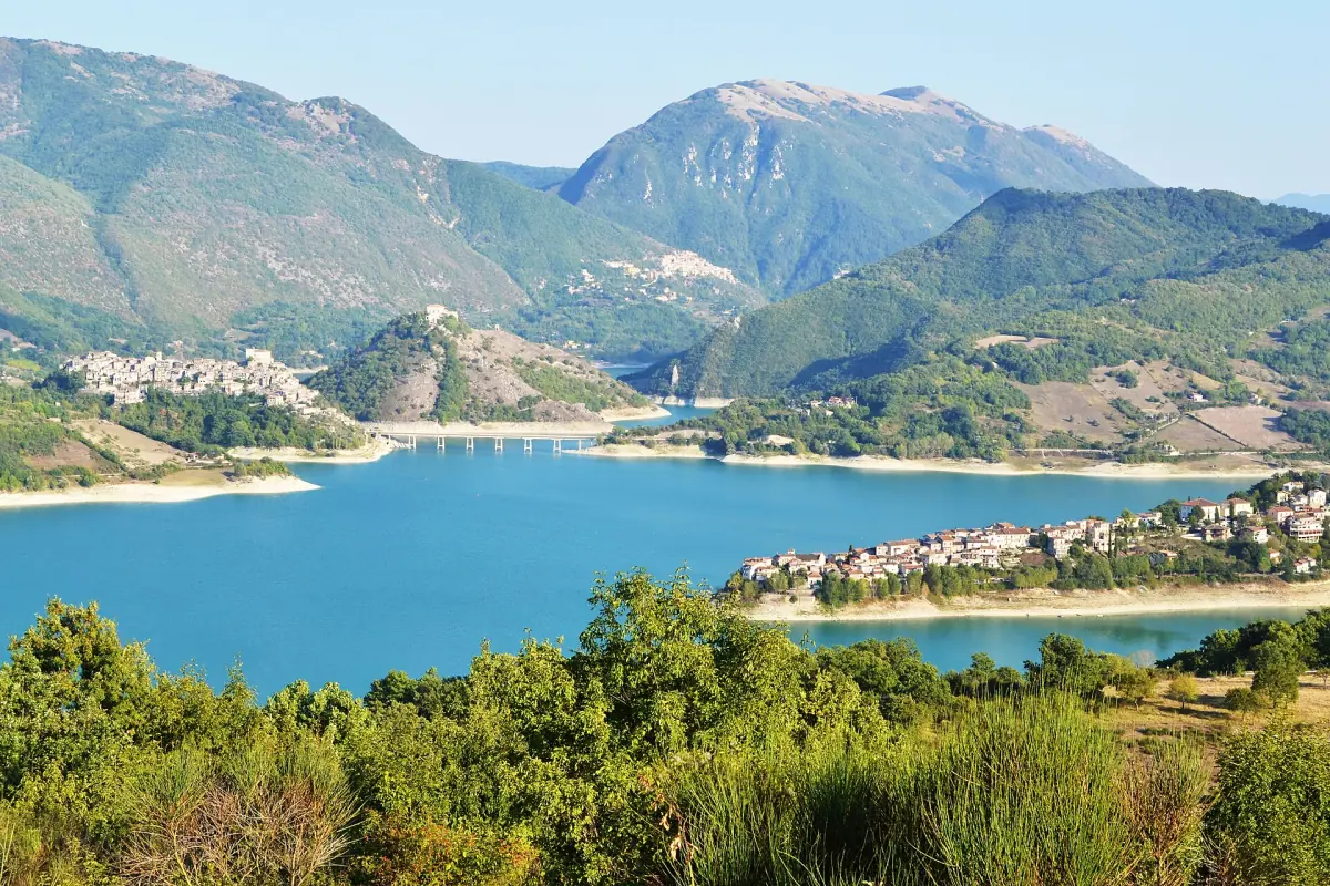 Il Lago del Turano con i paesi sulla riva e il Monte Cervia dietro