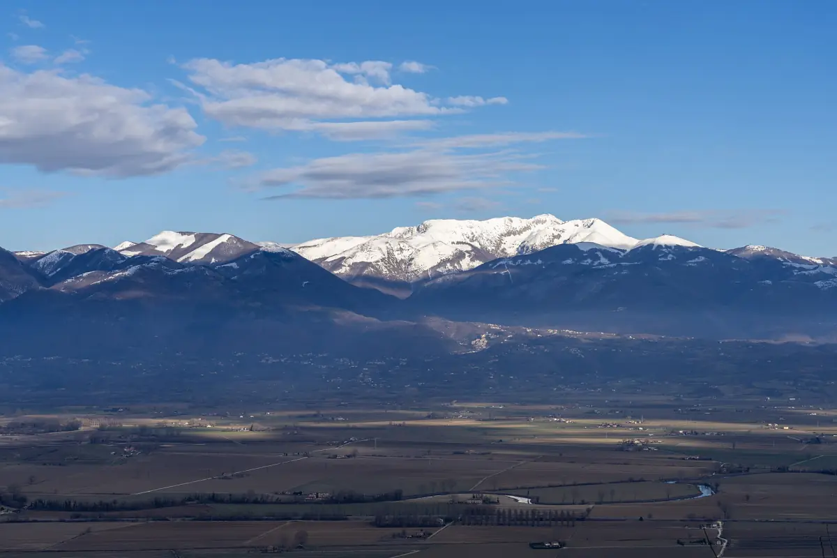 Il Monte Terminillo innevato sopra la piana di Rieti