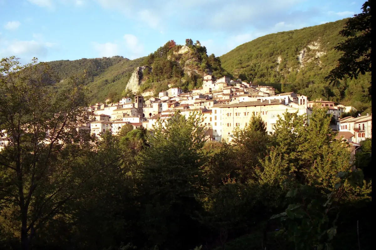 Il borgo di Petrella Salto raccolto sotto il colle roccioso della rocca