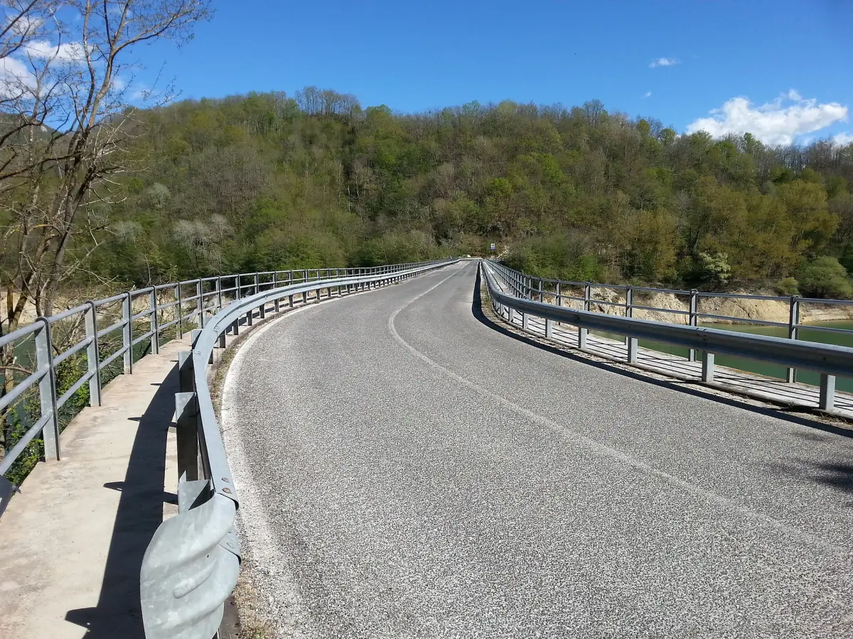 Ponte stradale sul Lago del Salto tra colline boscose