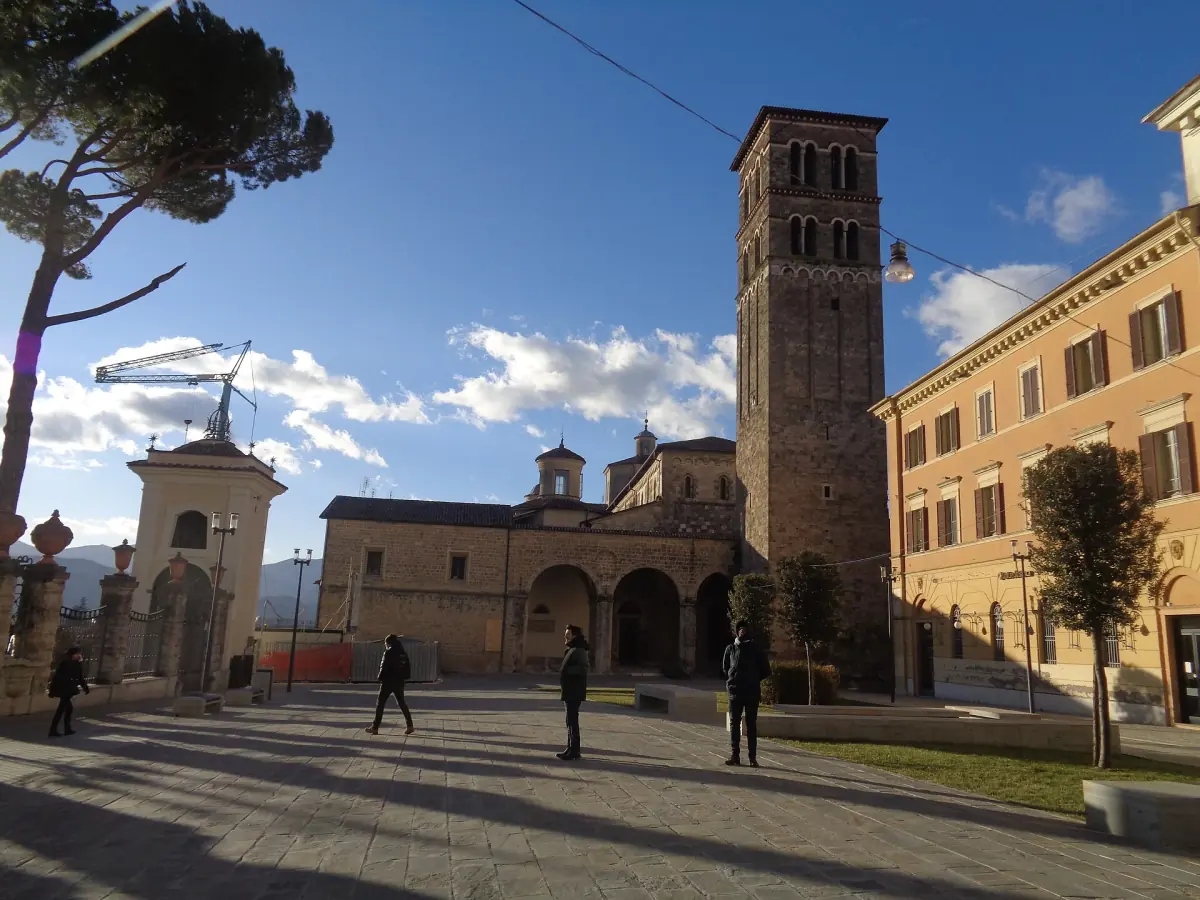 Campanile e piazza della cattedrale di Rieti sotto un cielo azzurro