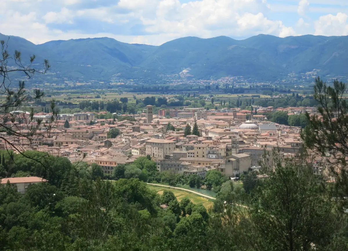 I tetti del centro storico di Rieti distesi nella valle con le montagne dietro