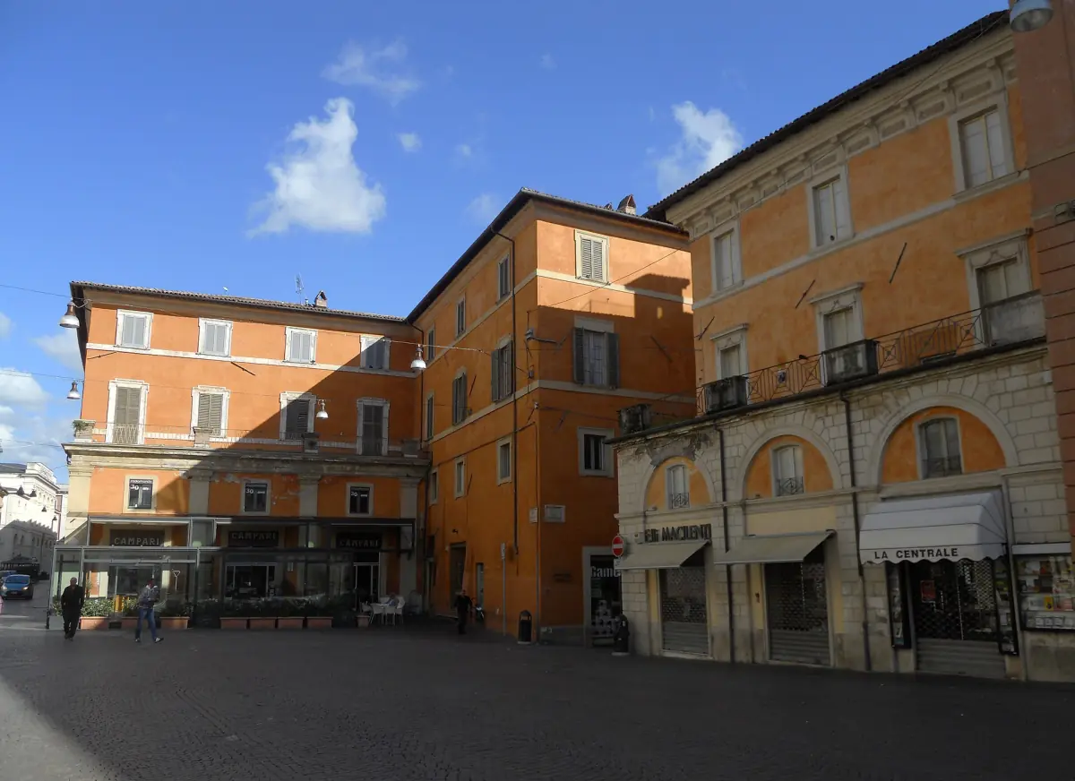 Edifici dai toni arancioni attorno a Piazza Vittorio Emanuele II a Rieti