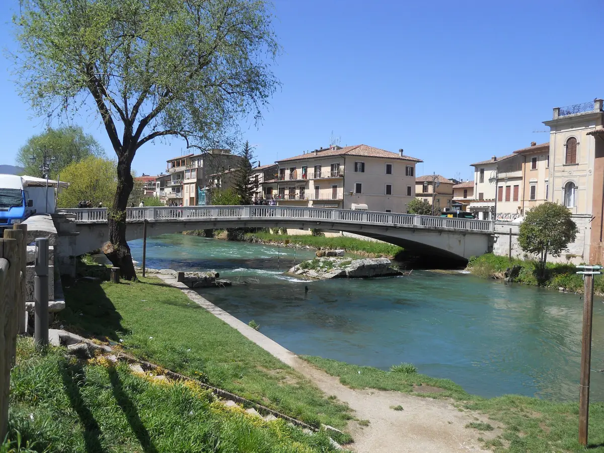 Il ponte romano sul fiume Velino a Rieti con il prato lungo la riva