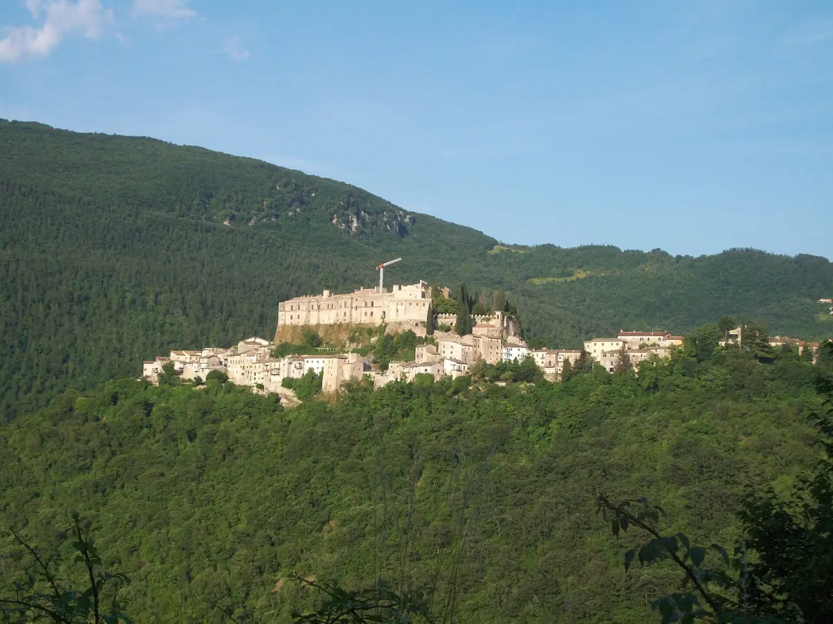 Il castello di Rocca Sinibalda sul suo colle verde sopra la valle