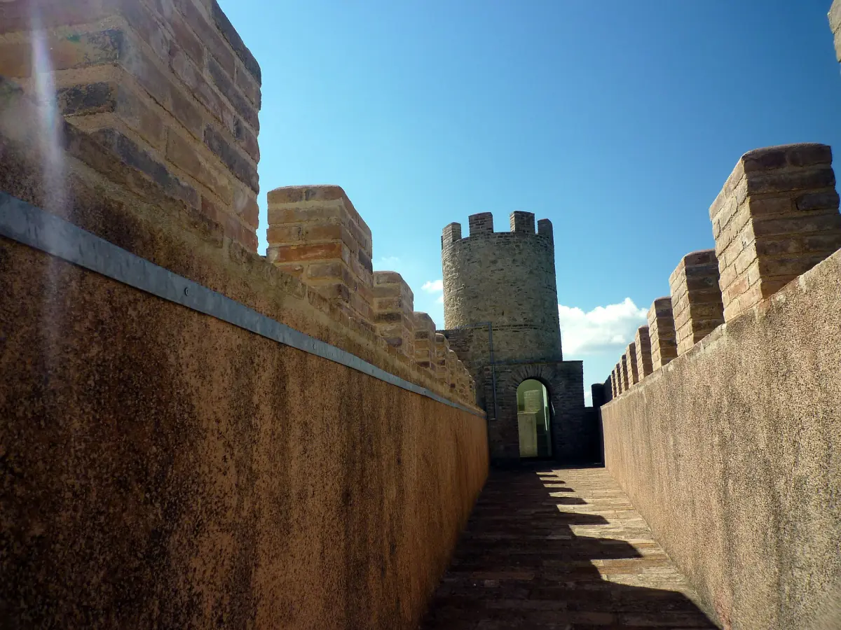 Mura merlate e una torre del castello di Rocca Sinibalda contro il cielo blu