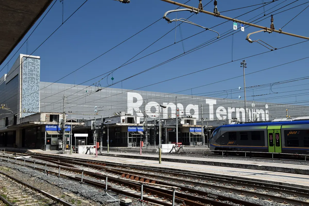 La stazione Roma Termini vista dai binari con un treno regionale