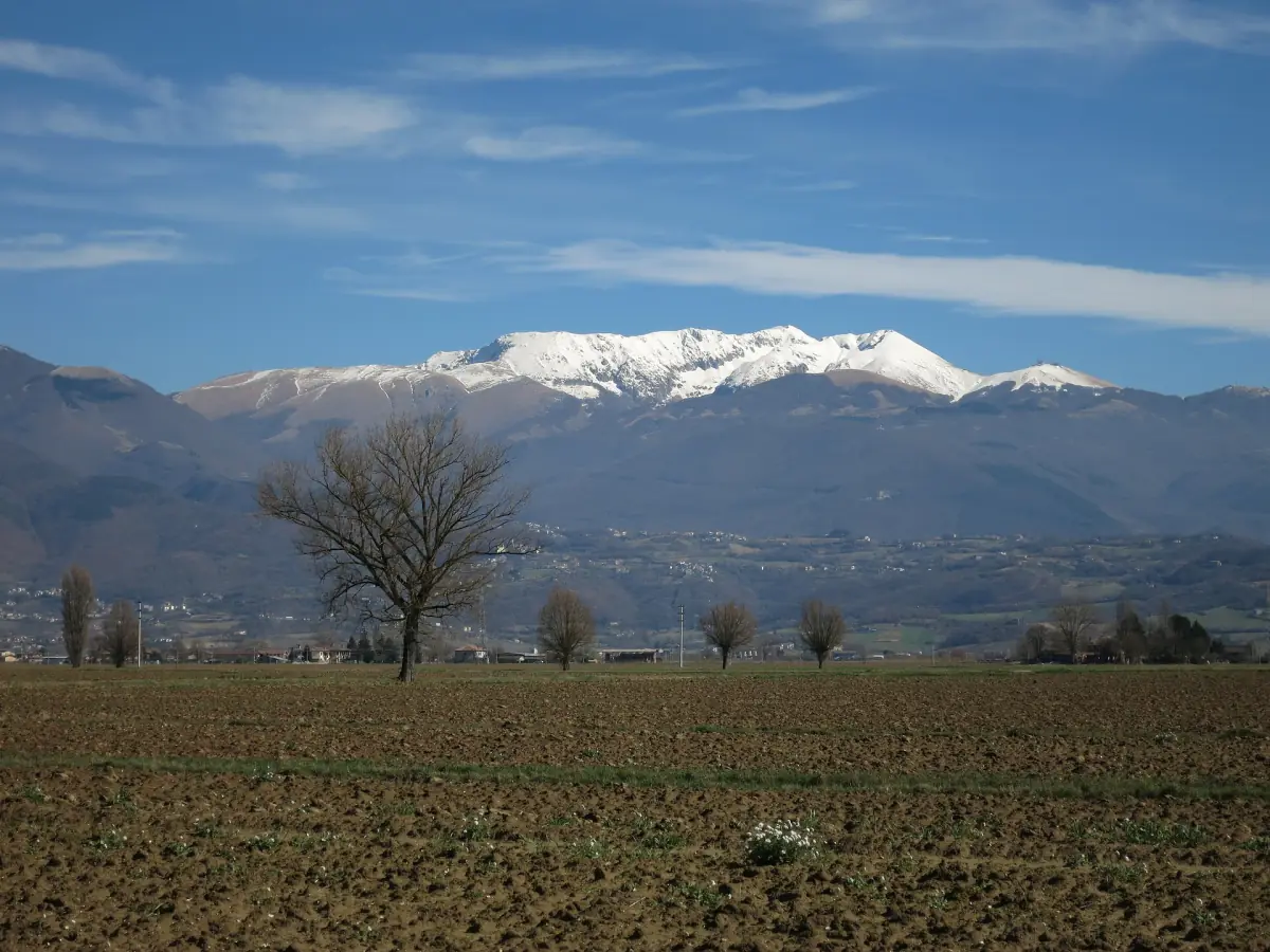 Il crinale innevato del massiccio del Terminillo sopra i campi vicino a Rieti